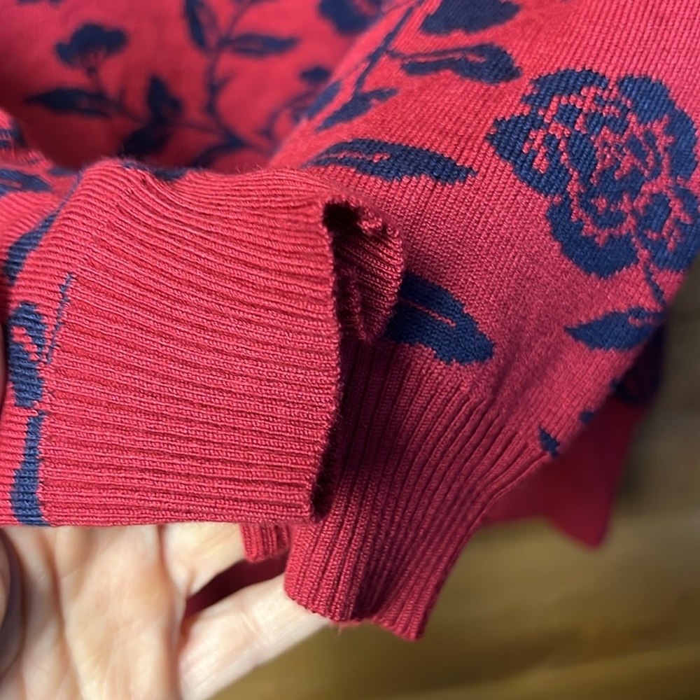 modcloth x Colectif Women’s sweater Med Deep V‎ Neck scoop back Red Blue Floral - Picture 9 of 9